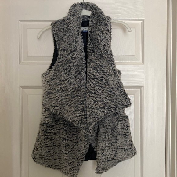 Faux fur vest w/pockets - Picture 1 of 3